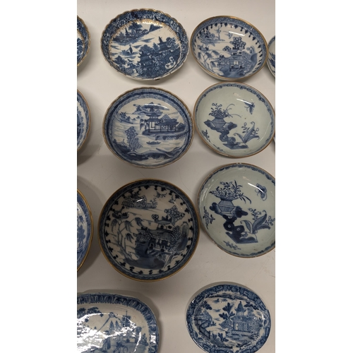 160 - A Quantity of Chinese and Japanese Exportware inc. 17th and 18th Century Small Dishes, some with Gol... 