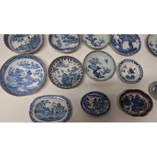 160 - A Quantity of Chinese and Japanese Exportware inc. 17th and 18th Century Small Dishes, some with Gol... 