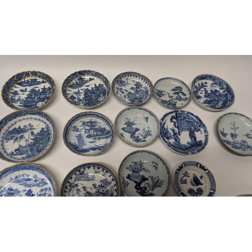 160 - A Quantity of Chinese and Japanese Exportware inc. 17th and 18th Century Small Dishes, some with Gol... 