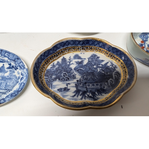 160 - A Quantity of Chinese and Japanese Exportware inc. 17th and 18th Century Small Dishes, some with Gol... 