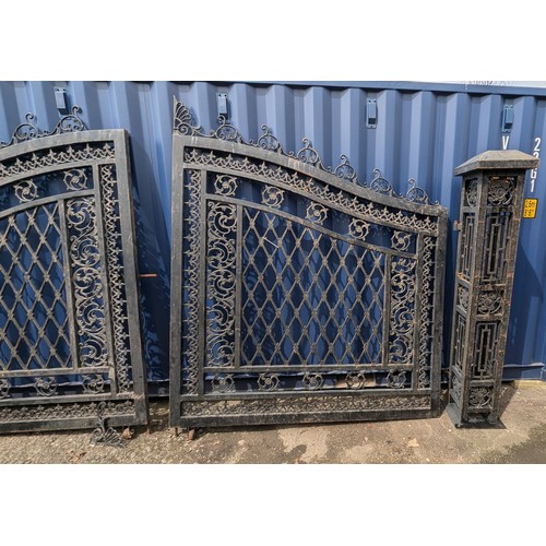 30 - A Pair of High Quality Cast Iron Estate Gates with Matching Posts.   Incredibly Intricate and Beauti... 