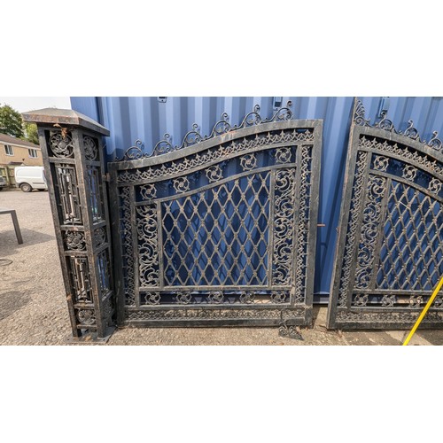 30 - A Pair of High Quality Cast Iron Estate Gates with Matching Posts.   Incredibly Intricate and Beauti... 