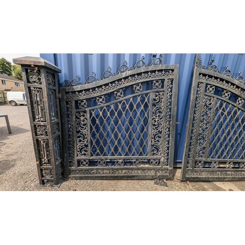 30 - A Pair of High Quality Cast Iron Estate Gates with Matching Posts.   Incredibly Intricate and Beauti... 