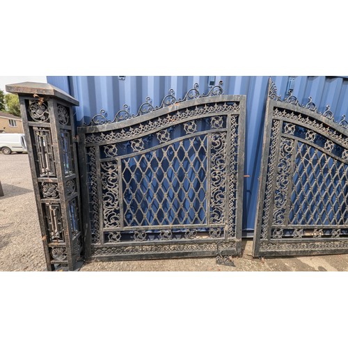 30 - A Pair of High Quality Cast Iron Estate Gates with Matching Posts.   Incredibly Intricate and Beauti... 