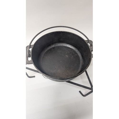 459 - Best Duty Black Cast Iron Cooking Pan And Tripod