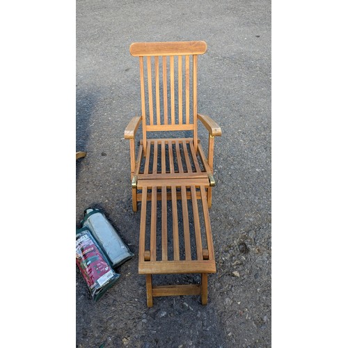 33 - A Pair Of Teak Steamer Chairs / Loungers With Brass Fittings And Covers