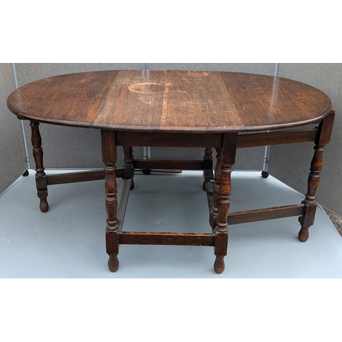 952 - Gate Leg Oval Table - 76 x 61 (closed) 155 (open) x 100cm