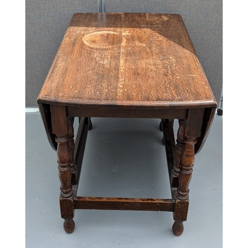 952 - Gate Leg Oval Table - 76 x 61 (closed) 155 (open) x 100cm