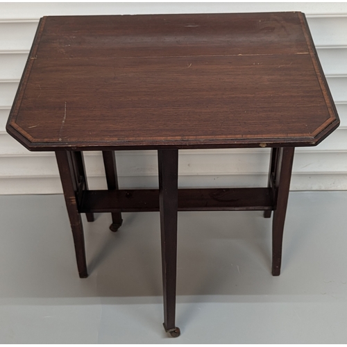 981 - Small Gate leg table - 62 x 66 w (open) 18 (closed) x 53cm