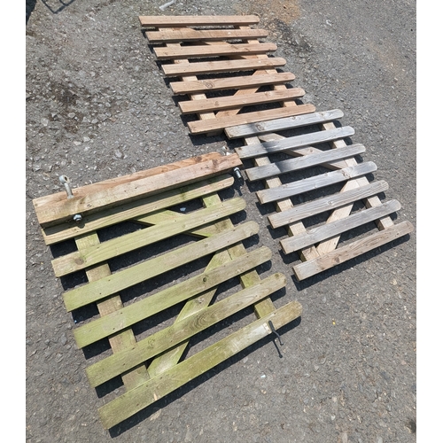 1599 - Picket Gate With 2 Picket Fence Sections - Each Panel 90 x 90cm