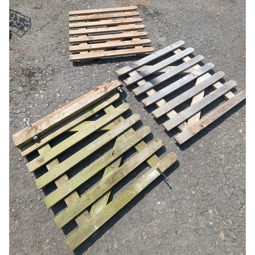 1599 - Picket Gate With 2 Picket Fence Sections - Each Panel 90 x 90cm