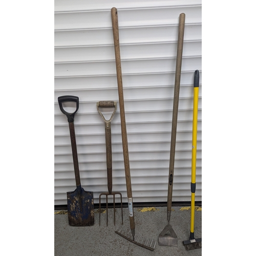 822 - Selection Of Garden Tools Including Rake, Hoe, Fork, Spade, And Wire Brush