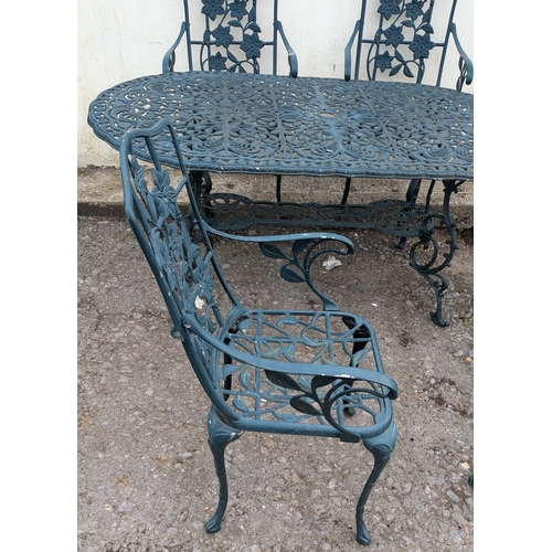 824 - A Green Metal Garden Table With 4 Chairs