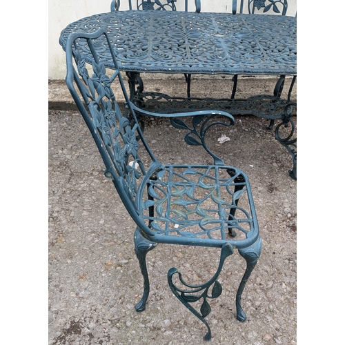 824 - A Green Metal Garden Table With 4 Chairs