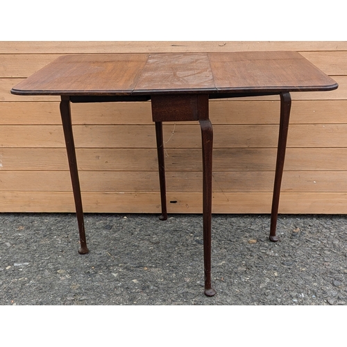 912 - Antique Small Gate Leg Occasional Table With Tapered Legs And Pad Feet