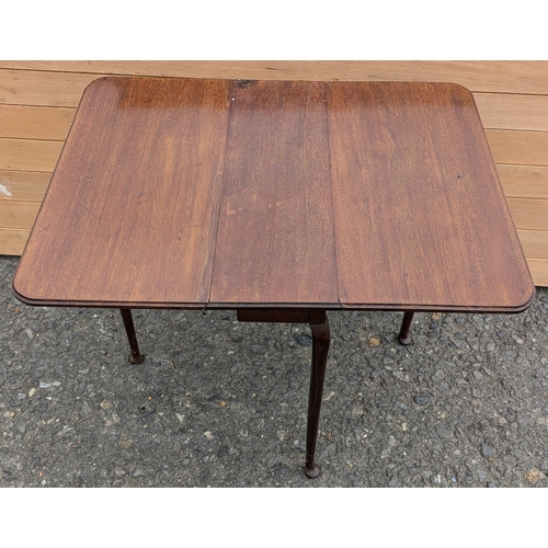 912 - Antique Small Gate Leg Occasional Table With Tapered Legs And Pad Feet