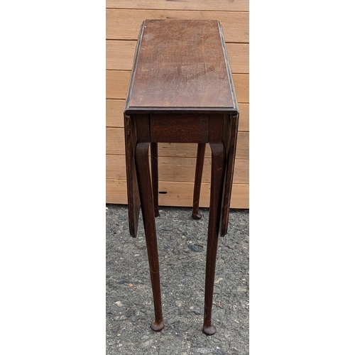 912 - Antique Small Gate Leg Occasional Table With Tapered Legs And Pad Feet