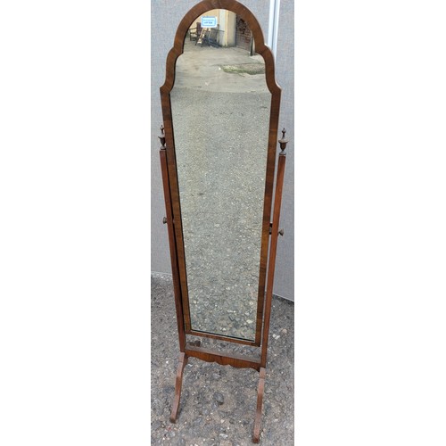 918 - Antique Free Standing Full Length Mirror With Veneer Finish - 155 x 43 x 45cm