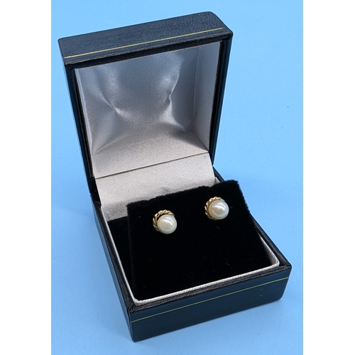 233 - A Pair Of 9ct Gold And Pearl Earrings