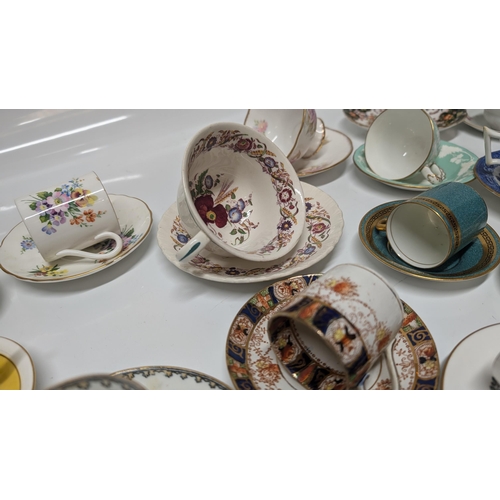 612 - Antique China Cups & Saucers inc. Crown Ducal, Royal Worcester, Foley China, Hammersley, Carlislewar... 