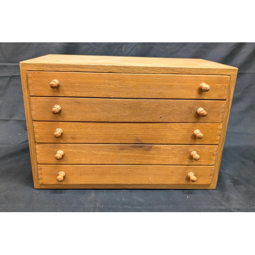 616 - Vintage Wooden Collectors Chest of Drawers, 26cm Tall, 38cm Wide x 21cm Deep. Lovely Condition