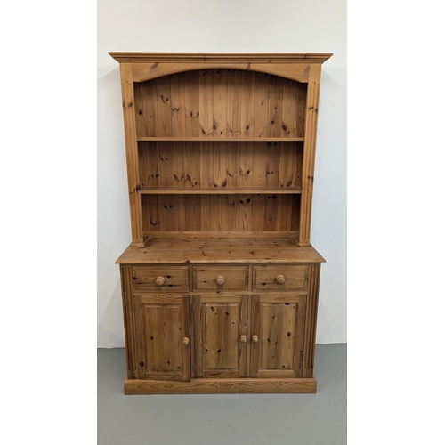 1000 - A Pine Dresser In 2 Parts - 122 x 46 x 204cm