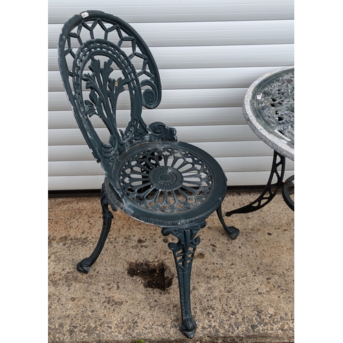 872 - A Green Metal Bistro Table And 2 Chairs