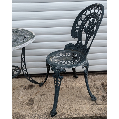 872 - A Green Metal Bistro Table And 2 Chairs