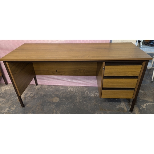 1540 - An Office Desk