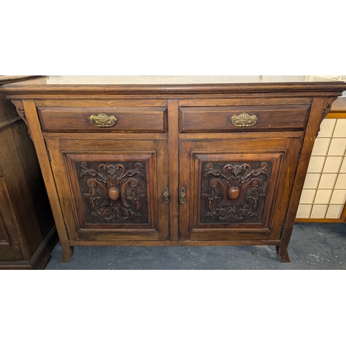 160 - A Late Victorian Mahogany Sideboard With 2 Drawers Over 2 Carved Doors - 136 x 95 x 49cm