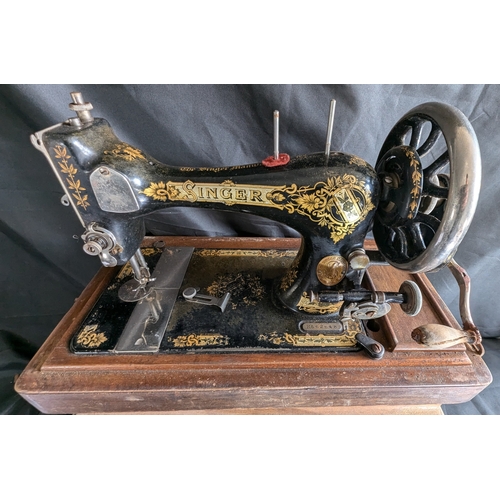 975 - Vintage Singer Sewing Machine In Wooden Case