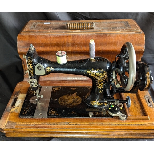 975 - Vintage Singer Sewing Machine In Wooden Case