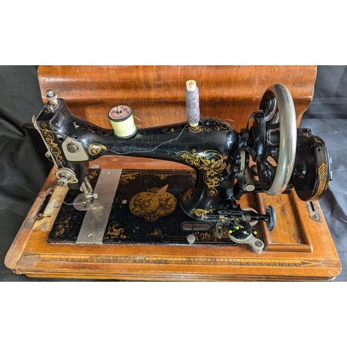 975 - Vintage Singer Sewing Machine In Wooden Case