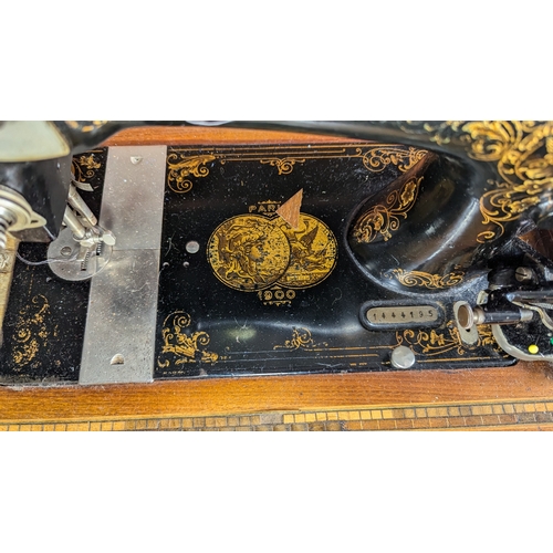 975 - Vintage Singer Sewing Machine In Wooden Case