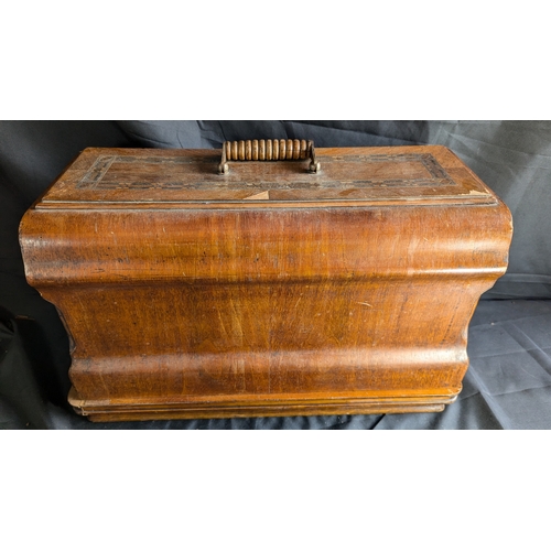 975 - Vintage Singer Sewing Machine In Wooden Case