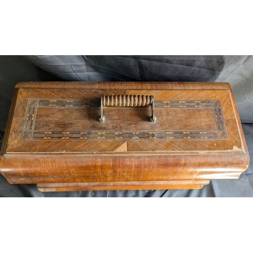 975 - Vintage Singer Sewing Machine In Wooden Case