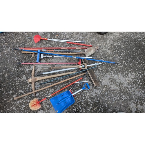 1455A - Selection Of Garden Cleaning And Decorating Tools