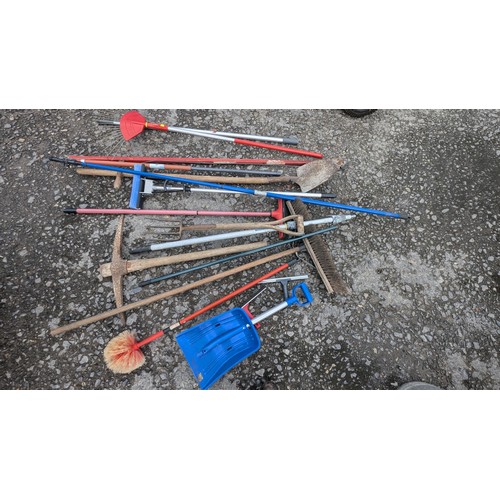 1455A - Selection Of Garden Cleaning And Decorating Tools