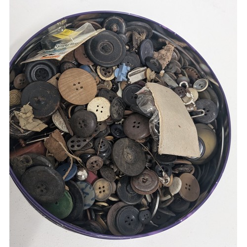 1581 - A Collection of Vintage Buttons in Tin