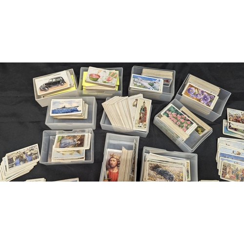 1092 - .A Large Quantity Of Players Cigarette And Other Collectable Cards