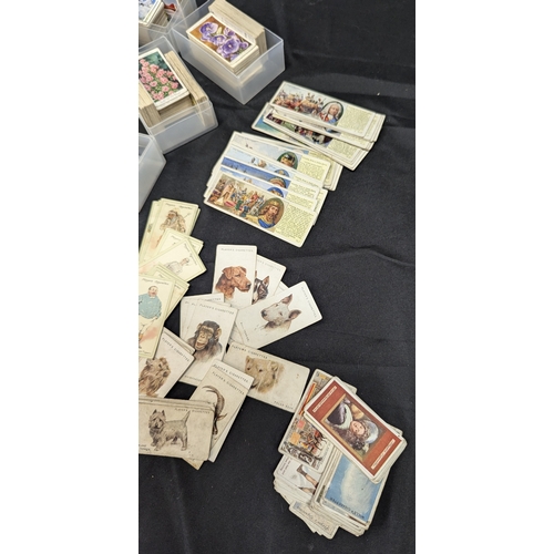 1092 - .A Large Quantity Of Players Cigarette And Other Collectable Cards