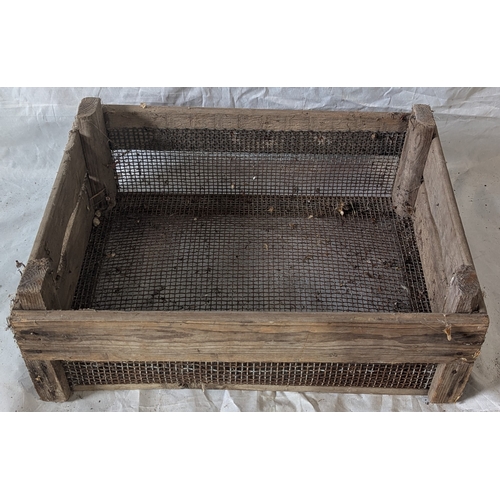 37 - 4x Vintage Apple Crates With Mesh Bottoms - 20 x 51 x 39cm