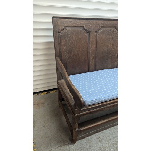 604 - George III Oak Panelled Settle With Blue Patterned Cushion - 108 x 185 x 75cm