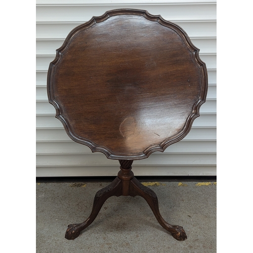 620 - George III Mahogany Pie Crust Edge Tilt Top Table On Centre Turned Column On Tripod Legs And Claw Fe... 