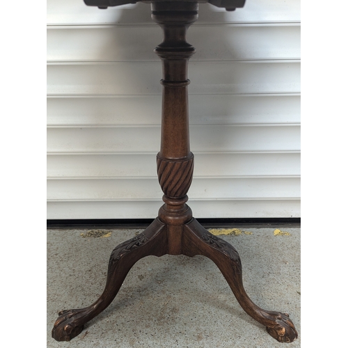 620 - George III Mahogany Pie Crust Edge Tilt Top Table On Centre Turned Column On Tripod Legs And Claw Fe... 