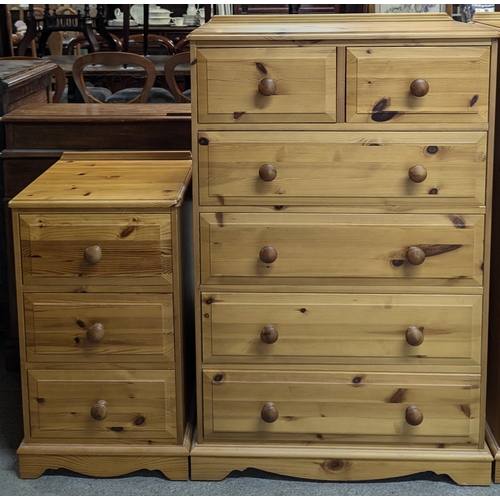 691 - A Pine Chest Of Drawers And Matching Bedside Cabinet - 75 x 114 x 40cm