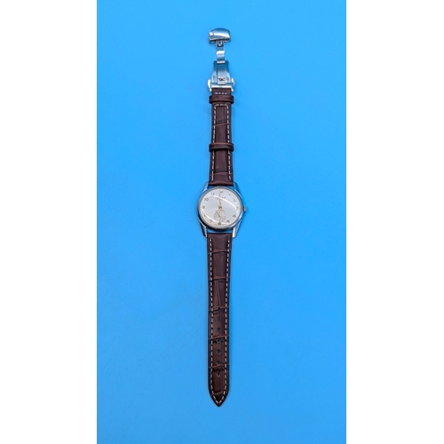 699 - .A Vintage Gents Accurist Wristwatch Antimagnetic - Running