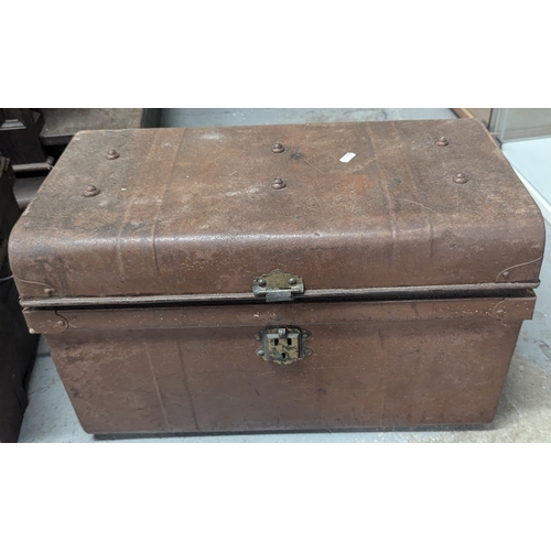 1439E - .2X Vintage Metal Trunks