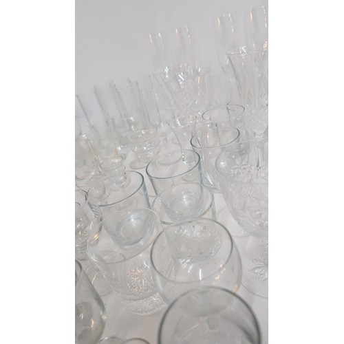 1426 - .A Large Selection of Vintage Glassware