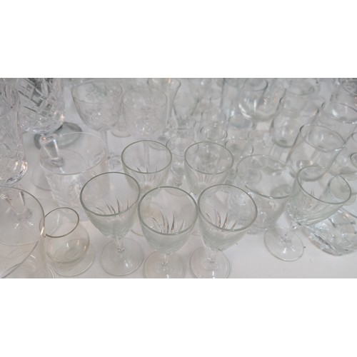 1426 - .A Large Selection of Vintage Glassware